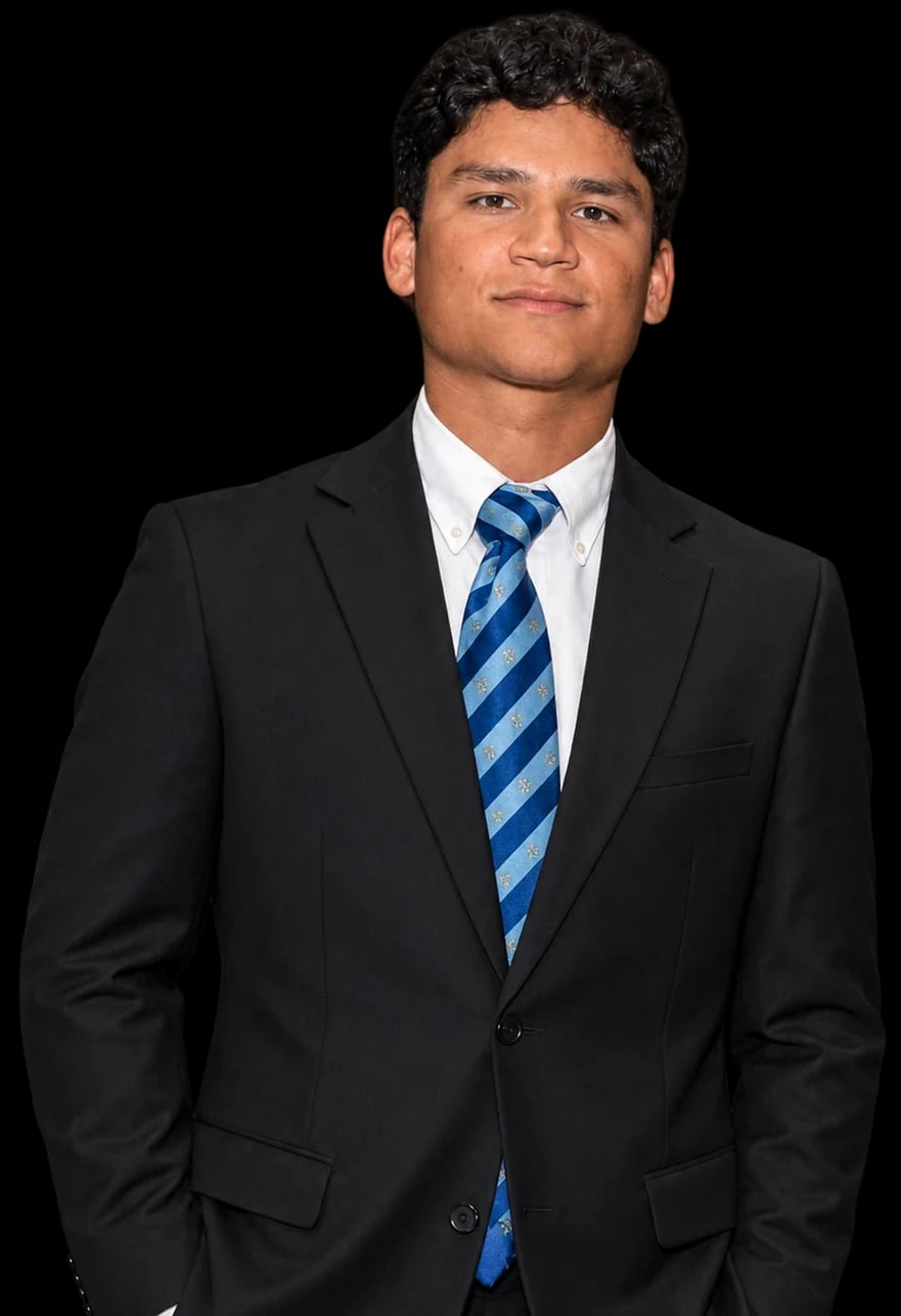 Juan Peña, fundador de Valto Digital, de traje oscuro y corbata azul
